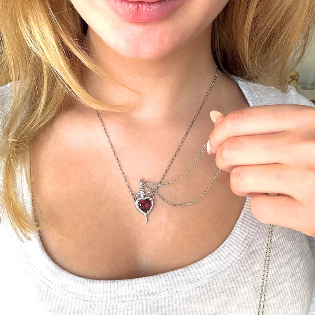 Collar Pareja Corazón con Espada – Regalo Perfecto para Enamorados